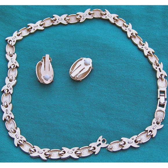 Vintage Goldtone Necklace & Clip-on Earrings Set BROKEN - Picture 7 of 8